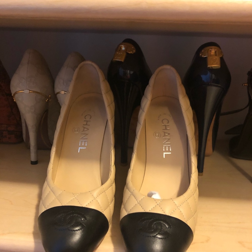 Chanel beige/black pumps
